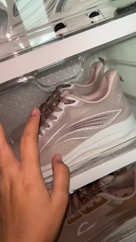 Cakeup bgt sih ini#fyp #sepatu #sneakers #sepaturunning 