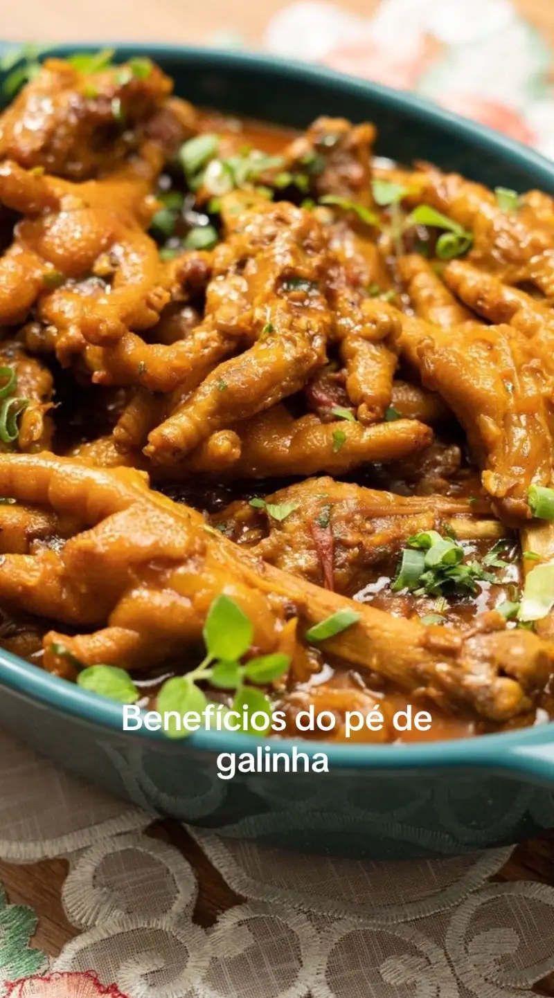 Ingredientes: 1 kg de pé de galinha limpo 1 cebola média picada 3 dentes de alho amassados 2 tomates maduros picados 1 pimentão picado (opcional) 2 colheres (sopa) de óleo ou azeite 1 folha de louro Cheiro-verde a gosto Sal e pimenta-do-reino a gosto 1 colher (chá) de colorau ou páprica Água quente até cobrir Opcional - Legumes para enriquecer: 2 batatas em cubos 1 cenoura em rodelas 1 pedaço de mandioca 🧑‍🍳Modo de preparo: 1. Preparar os pés: Lave bem os pés de galinha, retirando eventuais restos de unhas e impurezas. Escalde com água fervente por 5 minutos, escorra e reserve. 2. Refogado base: Em uma panela de pressão, aqueça o óleo e refogue a cebola e o alho até dourarem. Acrescente os tomates, o pimentão (se usar), o colorau e o louro. Refogue até formar um molho. 3. Adicionar os pés: Coloque os pés de galinha e misture bem ao refogado. Tempere com sal e pimenta. Adicione água quente até cobrir. 4. Cozinhar: Tampe a panela e cozinhe por 25 a 30 minutos após pegar pressão. (Se quiser adicionar legumes, coloque após abrir a panela e cozinhe por mais 10 a 15 minutos, sem pressão, até os legumes ficarem macios.) 5. Finalização: Prove o sal e finalize com cheiro-verde picado. Sirva com arroz branco, farofa ou angu. Fica uma delícia! #pedegalinha #carnecozida #frangocozido #receitaspratododia #receitas   