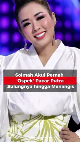 Baru-baru ini publik kembali dibuat heboh oleh cerita dari artis serba bisa Soimah yang mengungkap pengalaman unik sekaligus kontroversial dalam memperlakukan pacar putra sulungnya. Dalam sebuah podcast yang dipandu Raditya Dika, Soimah bercerita bahwa ia sempat melakukan semacam “ospek” atau ujian mental kepada kekasih anaknya. Dengan gaya bicara khasnya yang tegas dan apa adanya, Soimah mengaku sengaja menguji calon menantunya tersebut dengan kata-kata yang cukup ketus. Akibatnya, sang pacar sampai menangis karena tidak kuat menghadapi sikap keras yang ditunjukkan oleh Soimah. Pengakuan itu sontak menjadi sorotan dan viral di media sosial, menuai beragam komentar dari warganet. Soimah menjelaskan bahwa tujuan dari tindakannya itu bukanlah untuk menyakiti hati siapa pun, melainkan untuk melihat sejauh mana keteguhan hati dan keseriusan pacar anaknya dalam menjalin hubungan. Menurut Soimah, setiap orang yang hendak masuk ke dalam keluarganya harus siap menerima sikapnya apa adanya, karena ia adalah pribadi yang bisa sangat dekat dan penuh canda, tetapi juga bisa keras dan tegas ketika diperlukan. Ia tidak ingin menampilkan sisi manis semata, karena khawatir jika pasangan anaknya hanya mengenal sisi yang baik-baik saja, mereka akan kaget ketika menghadapi kenyataan sebenarnya di kemudian hari. Cerita ini menjadi lebih dramatis ketika Soimah mengungkap bahwa setelah kejadian tersebut, pacar anaknya sempat memutuskan hubungan. Saat putranya datang mengadu dan meminta pendapat, Soimah justru menasihati dengan santai agar tidak usah terlalu mempersoalkan. Baginya, putus cinta bukanlah akhir dari segalanya, selalu ada kesempatan untuk menemukan pasangan lain yang lebih cocok. Pernyataan ini membuat banyak orang semakin terkejut, karena jarang ada orang tua yang secara terang-terangan menyampaikan hal sefrontal itu. #beritaviral #soimah #ospek #aksa #yosikaayumi