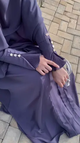 Gaperlu beli abaya mewah mahal-mahal kalo yang murah juga ada!!😆❤️ seneng banget bisa nemu Abaya se gong ini Masya Allah🫶🏼 Bahannya flowly dan ringan banget.. Nyaman dipake seharian inimahh😍 Samaan yukk!👇🏼 #abaya #abayastyle #abayafashion #abayamewah #abayamurah 