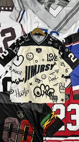 Jersey JimJersey nyaman, keren, dan bisa custom nama & nomor punggung tanpa biaya tambahan! Tampil standout dengan gaya kekinian, pas buat nongkrong, olahraga, atau OOTD harian. #JimJersey #kekinian #OversizedStyle 