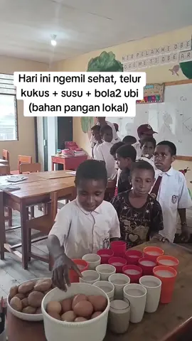 Hari ini ngemil sehat... kami minum susu di temani telur kukus dan bola2 ubi, bola2 ubinya terbuat dari bahan utama ubi, sebagai makanan pokok dari sini...  kalau yg lalu ubinya di kukus, kali ini di buat kue...  terima kasih banyak kk christy cahyani buat berkatnya, berkatnya di belikan susu dan telur dari kota.  kali ini juga kami minum susu  rasa cokelat,, karena biasanya kami minum yg putih.  #gurusd #gurupedalaman #papuapegunungan 
