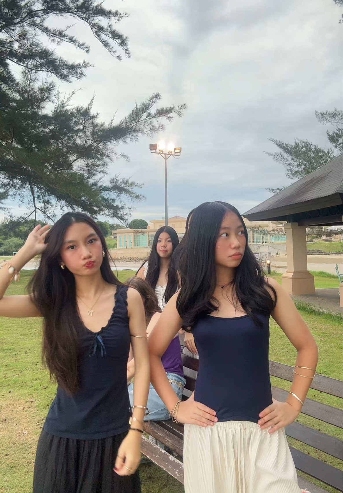 bingbingbing @myshaa @adella 🤨 @siena @elisee 
