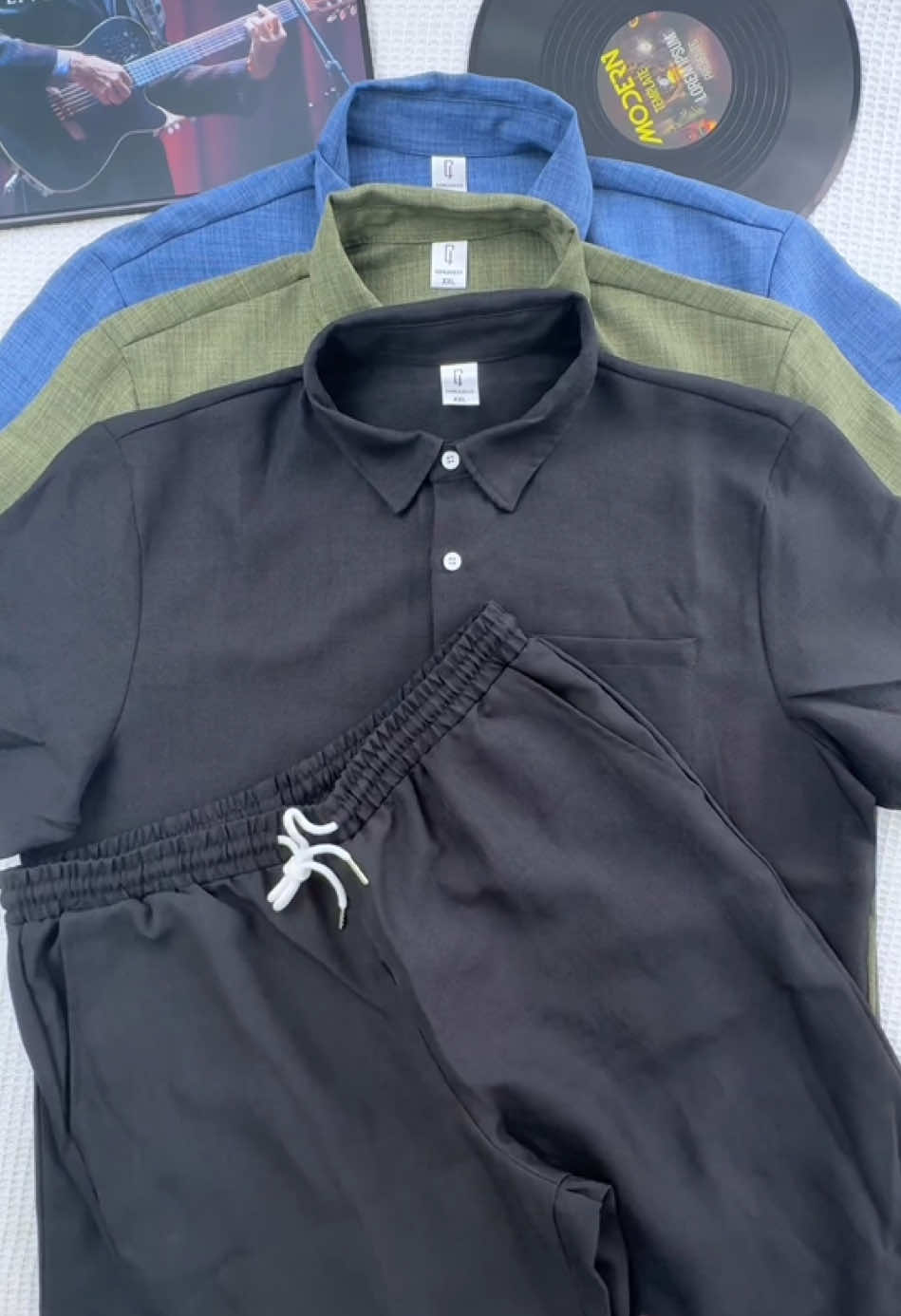 Men's plain short-sleeved shirt and drawstring waist trousers. #loose #casual #fashionable #comfortable 