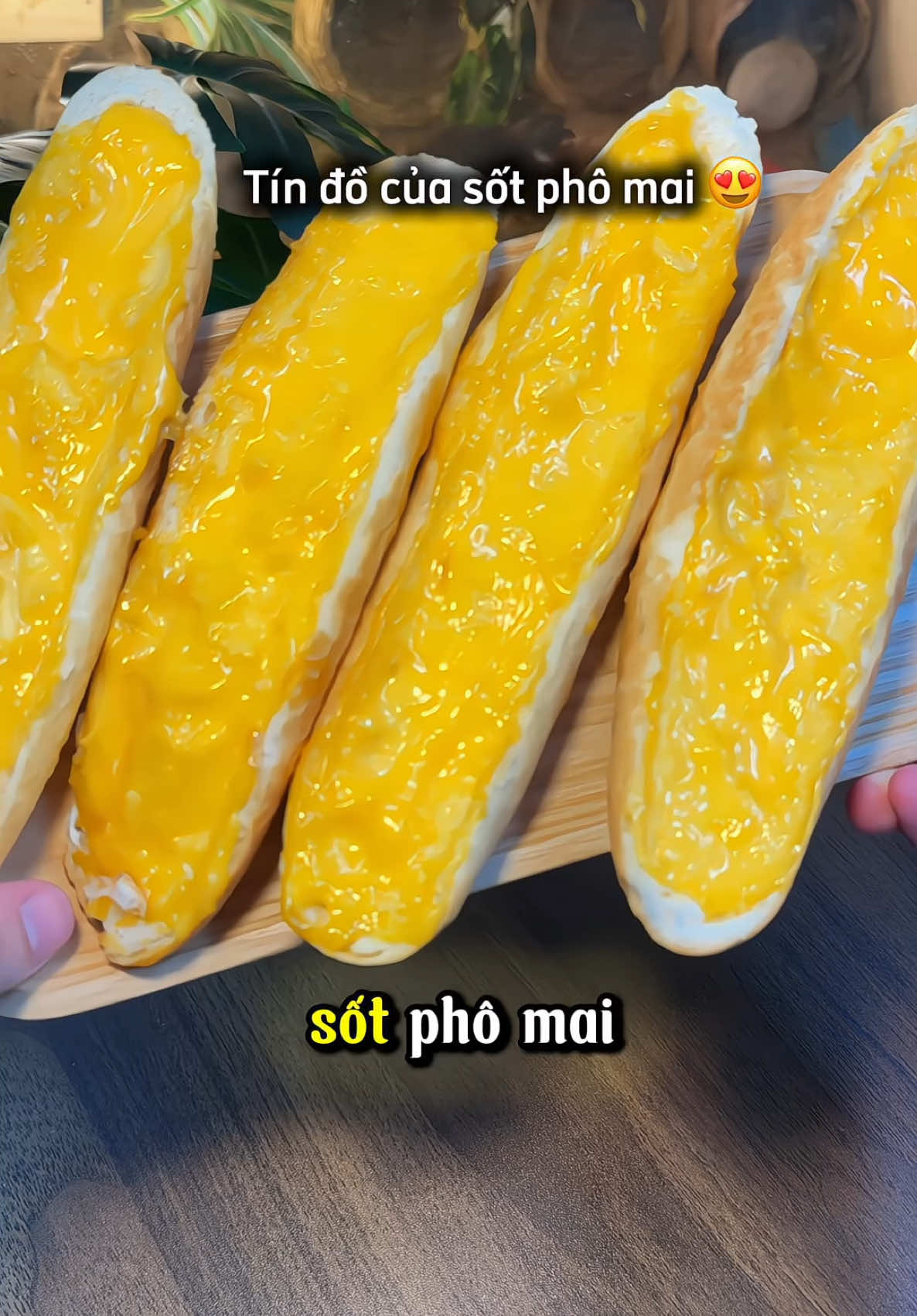 Xốt phô mai này ăn ok lắm nha, giờ bánh mì cũ k cần phải bỏ đi nữa r 😂 mang ra cho vào nồi chiên k dầu vừa ngon vừa tiện #vtmgr #vtmqn 