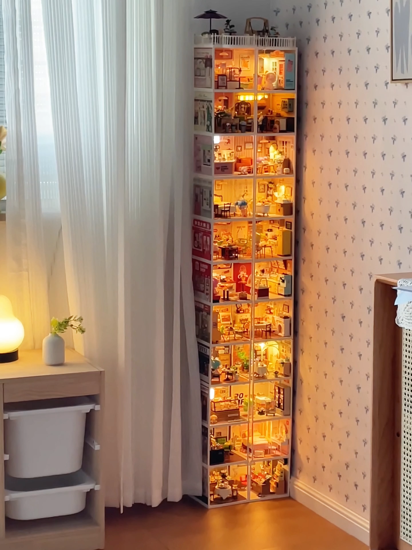 🏢 Who said you need a skyscraper view? I built a TINIGHT CITY in my room! 🌃 From my Rolife kit to a glowing high-rise dream—every detail hand-built! ✨ Which floor would you live on? 👇 #Rolife #rolifediy #DIYMiniatures #MiniatureWorld  #homeDecor #supercreator#miniaturehouse