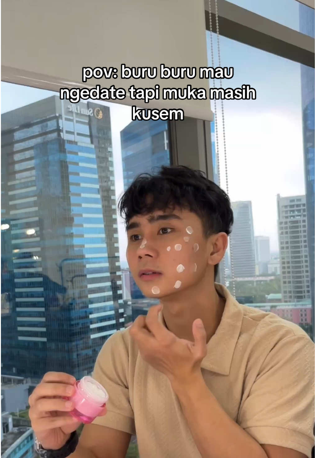 ❤️ GA ADA DRAMA MUKA KUSAM DEKIL ABU ABU LAGI!!! pake daycream dari G2G udah bisa ngasih tone up yang natural beb! teksturnya ringan dan gampang juga di blend! udah ada kandungan niacinamide dan panthenol nya jadi kulit kamu dibantu cerahkan dan dilembabkan juga! #daycream #toneup #glad2glow #kulitcerah #antikusam