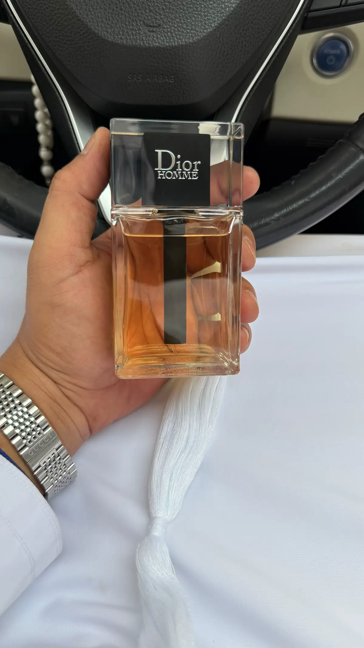 انا بحبك افيض بشوق ‏تخشع في هواك ايامي ‏يا لون المطر يا اجمل احلامي ‏انت روحي وانا من ظليت في الدنيا ‏لقيت الدنيا كلها بين ايديك..#الرويشد 