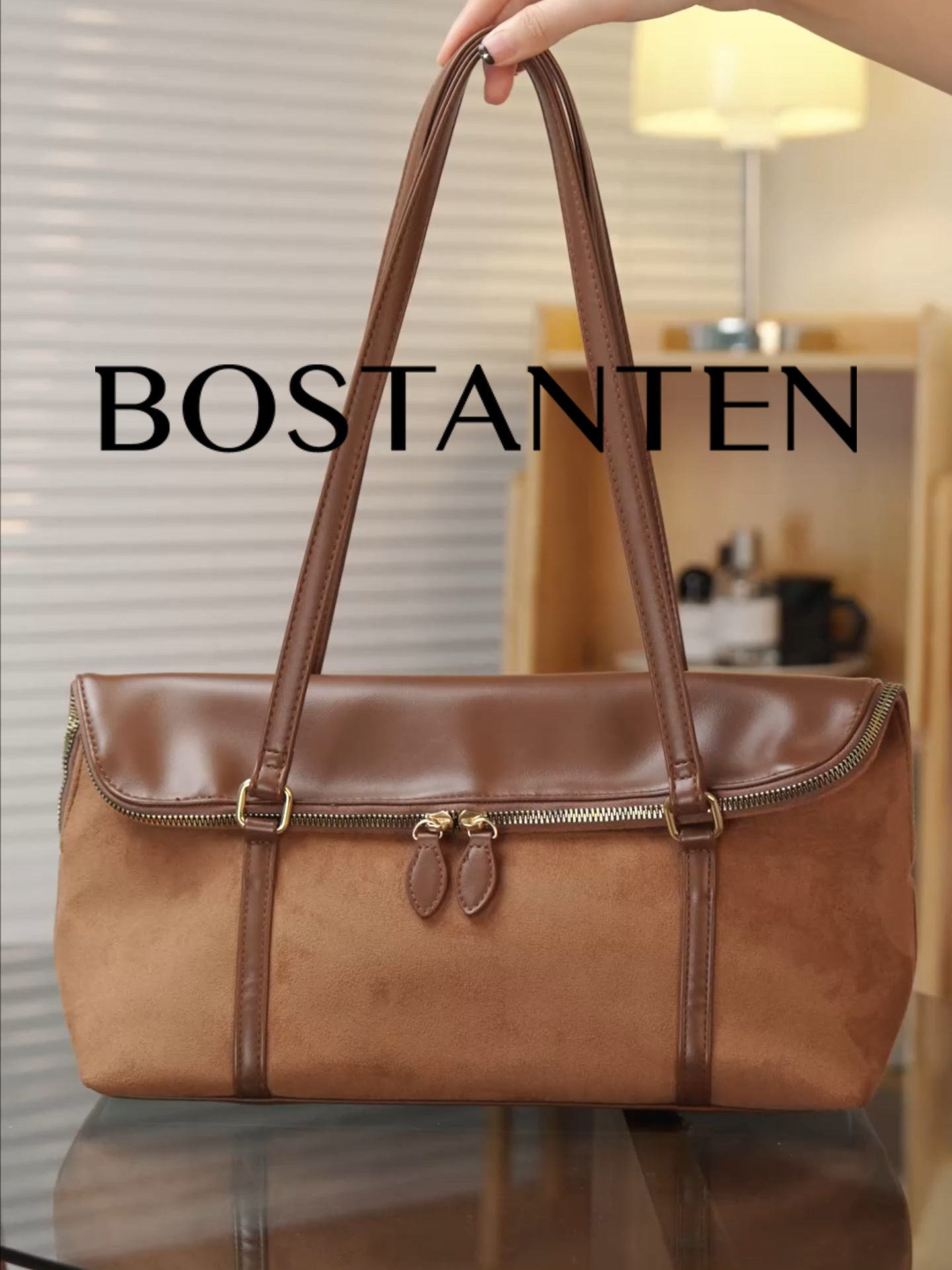 Let's pack our bag! มาจัดกระเป๋ากัน ด้วยSuede Book Tote Bag สีDowntown Brown คอลเลคชั่นใหม่ล่าสุด ที่ออกแบบสไตล์หนัง2วัสดุ ทั้งหนังกลับและPUคุณภาพสูง ที่มีใบเดียวแต่ใช้ได้ถึง4สไตล์เหมาะกับทุกไลฟ์สไตล์ #bostanten #bostantenbooktotebag #bostantensuedeflipbag #newarrivals💕 #bostantenofficial #suede #หนังกลับ #minimal #fashion #จัดกระเป๋า