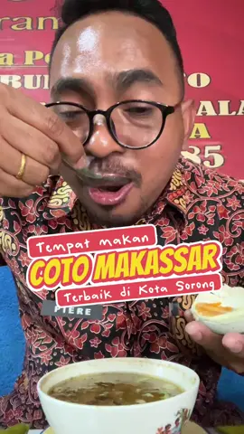 So guys, makan siang kali ini agak kesorean gara-gara kerjaan yang numpuk 😅 Akhirnya sa mampir ke tempat langganan — Coto Makassar samping Indomaret perempatan HBM. Kuahnya kental, bumbunya nampol, dagingnya lembut, ditambah bawang goreng & daun bawang melimpah 🔥 Apalagi kalau makan pake buras + telur asin, rasanya mantap jiwa! 🤤 Makan di sini bikin tenaga serasa di-cas lagi ⚡, pas banget buat pegawai kantoran kaya saya. Harga? Aman di kantong, worth it banget! 👌 Kalau ini juga kam pu tempat langganan, komen “Enak!” di bawah ⬇️ Dan jangan lupa Like ❤️, Share 🔄, dan Follow ✨. Salam, Pegawai Kreator ✍️ #CotoMakassar #KulinerSorong #MakanSiangEnak #PegawaiKreator #KulinerIndonesia 