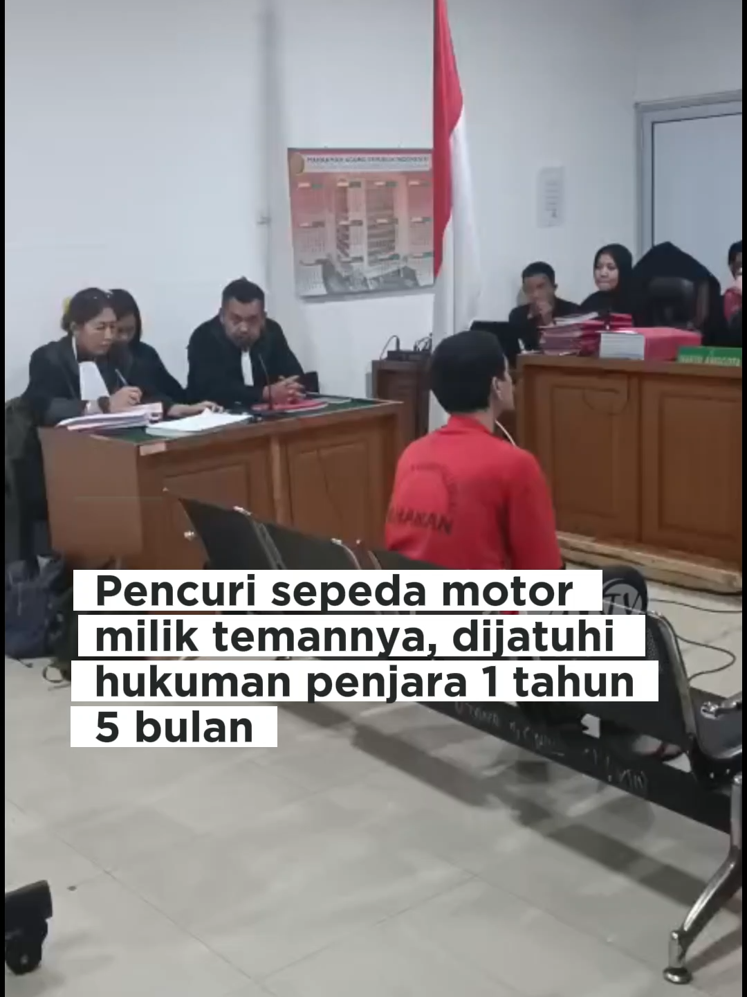 Dalam pertimbangan majelis hakim, perbuatan terdakwa terbukti mengandung unsur tipu muslihat yang menyebabkan korban menyerahkan sepeda motornya. “Majelis berkeyakinan terdakwa melakukan penipuan dengan motif untuk menguntungkan diri sendiri secara melawan hukum,” tegas hakim Agus Rahardjo. Simak Selengkapnya Hanya di https://paltv.disway.id #paltv #halopalembangpaltv #grebekpaltv #diswaypaltv #societypaltv #liputanmetropolis #programpaltv #geradakkampung #studio42 #studio42paltv #studio42palembang #studio42action #studio42actionpaltv #studio42actionpalembang #geradakpasar #ngeradakkampung #ngeradakpasar #grebekpasar #paltvmemangpunyokito #palembang #sumsel