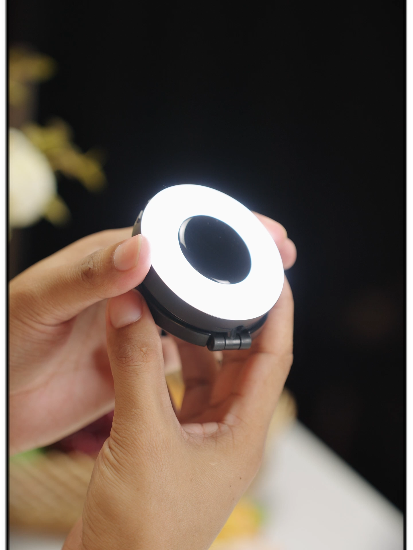 Shine anywhere with Neewer NL40R selfie light! #Neewer #NL40R #SelfieLight #ContentCreator #VloggingGear #LightingSetup