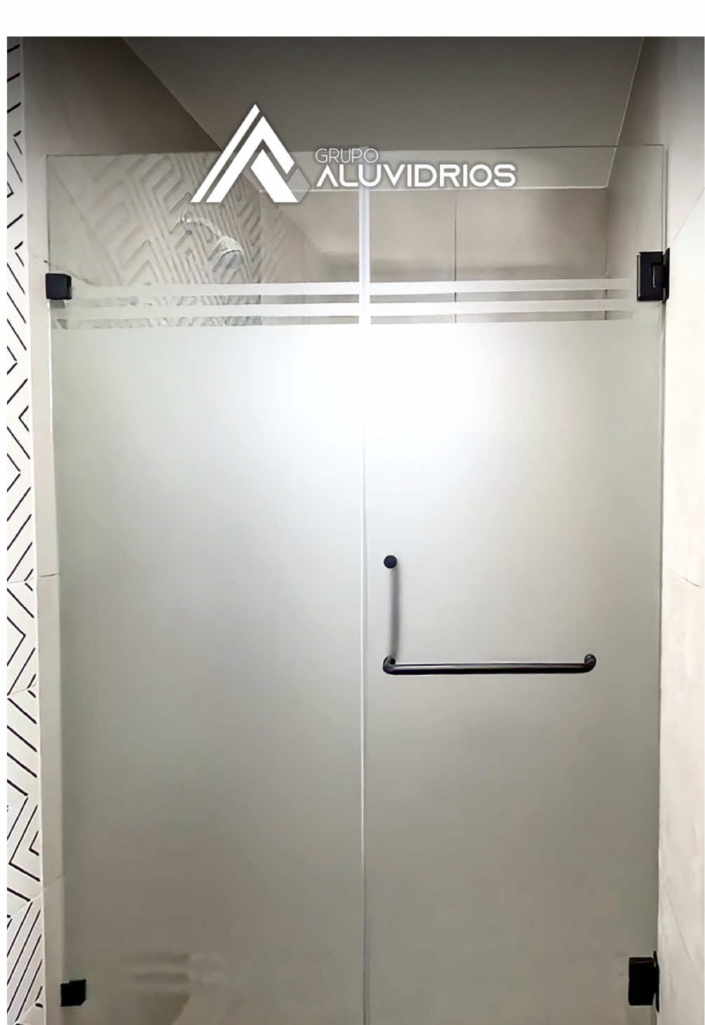 Dale un giro moderno a tu baño, instala una puerta batiente de vidrio y gana estilo, amplitud y funcionalidad en un solo paso.  Con detalles en negro mate y vidrio esmerilado, le daras a tu baño un toque de elegancia y originalidad. ¡Tu ducha se merece este upgrade! ¡Contáctanos para más información! #vidrio  #venezuela  #puertadeducha  #viraltiktok 