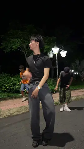 s khúc cúi mặt t đía dữ z tr 🤓         dc: @Justin BieTrí & @Dũng 🌒   🕺🕺🕺 #nightvibe #trendingsong #dance  #rangemmaiobenremix 