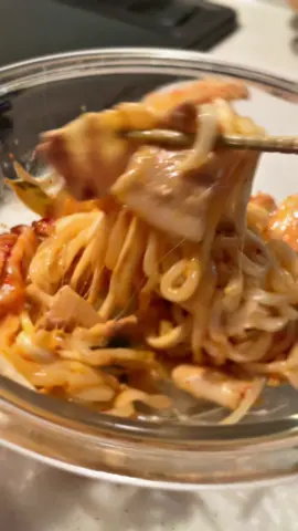 @risa_bihada_recipe ⇠限界管理栄養士のご自愛メシ🍴 こんにちは、りさです！ 投稿を見てくれてありがとう🤍 今回はレンチン豚キムチーズうどんです🎀 麺類って野菜とタンパク質を 一緒に摂るのが難しくて バランス崩れがちなんだけど 今日のレシピは両方とも一緒に摂れちゃうよ！ しかもレンチンだけでできるから 最高なの🙌🏻 もやしのおかげで 満足感もすごいから かなりお腹いっぱいになる🥰 ▼レシピ🍴 -材料- ・冷凍うどん　1袋 ・豚肉　80g ・もやし　1/2袋 ・キムチ　40g ・チーズ　ひとつかみ -調味料- ・鶏ガラスープの素　小さじ1 ・ごま油　小さじ1 ▼作り方🍴 ①豚肉を食べやすい大きさに切る ②ボウルにうどん、①、もやし、キムチ、調味料を入れてラップして600w8分加熱する ③チーズを入れて混ぜる ④お好みでネギをかけて完成！ 保存してぜひ作ってみてね📎🫶🏻 分からないことや作った感想など お気軽にコメント・DMください📩🤍 －－－－－－－－－－－－ 元ブラック企業→フリーランス管理栄養士 常に限界の管理栄養士が作る 簡単ご自愛メシを発信中💡ˎˊ˗ 毎日生きてるだけで偉い👏🏻 忙しい毎日でも美味しいごはんで 自分いたわろう🌱 フォローしていただけると嬉しいです🤍 ▶︎@risa_bihada_recipe －－－－－－－－－－－－ #限界管理栄養士 #時短レシピ #レンチンレシピ #健康レシピ #おうちごはん #ご自愛メシ