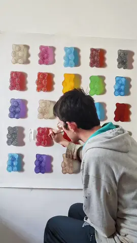 Painting these sour gummy bears is really challenging, but at the same time also very relaxing. It takes me many hours of work to complete a painting like this, but I’m really happy with the result. I can’t wait to experiment with new compositions! #gummybears #gummybearart #oilpainting 