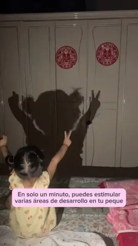 ✨👶 En 1 minuto tu peque puede estimular su desarrollo integral mientras juega con algo tan sencillo como… ¡las sombras! 🌙💡 Este juego no solo arranca sonrisas 😍, también potencia: 🧠 Coordinación motora 👀 Atención y concentración 📏 Conceptos básicos (grande-pequeño, largo-corto) 💡 Creatividad, imaginación y pensamiento lógico ❤️ Vínculo afectivo y seguridad emocional 👉 Cómo jugar según la etapa de crecimiento: 👶 0-12 meses: muéstrale tu mano proyectada en la pared y deja que siga el movimiento con su mirada. 👦 1-3 años: invita a imitar figuras simples (un animal, una forma, una ola). 👧 3-5 años: reta a inventar historias con sombras y personajes, estimulando lenguaje y creatividad. Lo único que necesitas es una linterna 🔦 y una pared… y verás cómo su mente se ilumina ✨ 📩 ¿Quieres más ideas para transformar el aburrimiento en momentos de juego y aprendizaje? Comenta “Información” y te enviamos todos los detalles de nuestro Pack de 1200 actividades para estimular a tu peque día a día. #EstimulaciónTemprana #DesarrolloIntegral #JuegosSensoriales #MaternidadConsciente #AprendizajeJugando #BebéFeliz #CrianzaRespetuosa #MamáPrimeriza #DesarrolloInfantil #IdeasDeJuego #AprendiendoJuntos #España #Colombia  #Mexico #Estadosunidos #usa #eeuu🇺🇸 #Estadosunidos 