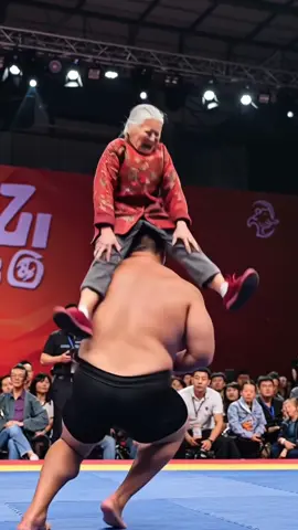 Kung Fu Granny Plays With Muscle Man#kungfu #wushu #funny #mum 