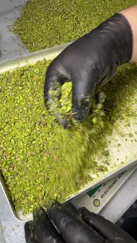 Baklavalara Boziç Fıstıkla Fıstıklama İşlemi Yapılıyor…😎😎 #türkiye #kahramanmaraş #baklava #dessert #gurmemarask 