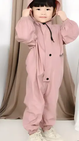 JAS HUJAN ANAK JAS HUJAN JUMPSUIT ANAK JAS HUJAN USIA 1 TAHUN -6 TAHUN JAS HUJAN ANAK BAHAN PVC TEBAL. MENGGUNAKAN BAHAN PVC  TEBAL ELASTIS ANTI AIR DAN ANTI ANGIN YG DI LENGKAPI RESLETING DAN KANCING SNAP DI BAGIAN DEPAN SEHINGGA DOUBLE PROTECTION DENGAN TALI HODIE DI BAGIAN LEHER SEHINGGA MENJADI LEBIH AMAN TANPA TAKUT AIR MASUK KE DALAM.