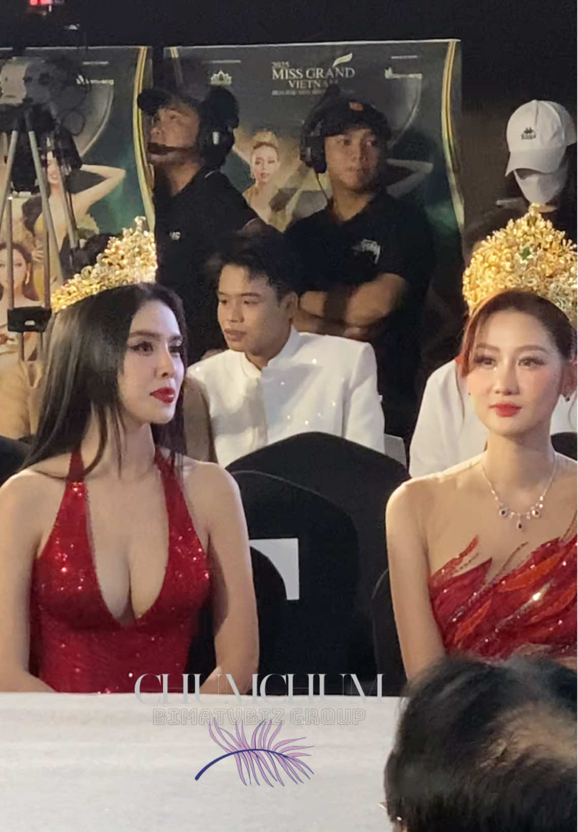 Quế Anh và Hạnh Nguyên đọ sắc, nhưng thứ mọi người chú ý là 2 nàng hậu diện nguyên cây đỏ tại buổi họp báo công bố thí sinh và trao sash -Miss Grand Việt Nam 2025 #chumchum #BiMatVbiz #Lattungvbiz #MissWorldVietNam2025 #MissWorldVietNambychumchum  