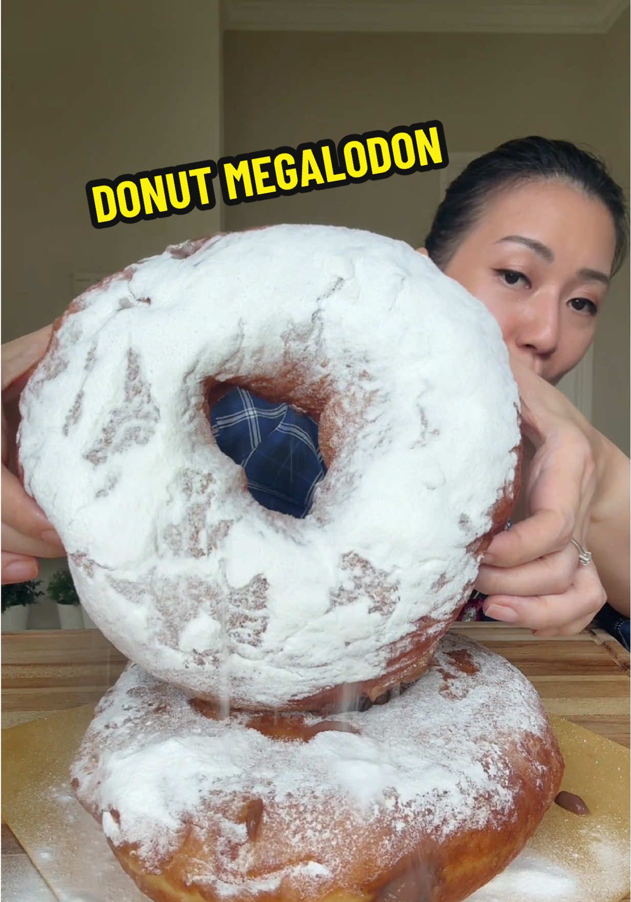 Replying to @as.thrif1 SUMINTEN @Suminten BIKIN DONUT MEGALODON ISIANNYA UNIK BANGETTT .. CUMA 150RB AJA!! #nanakoot