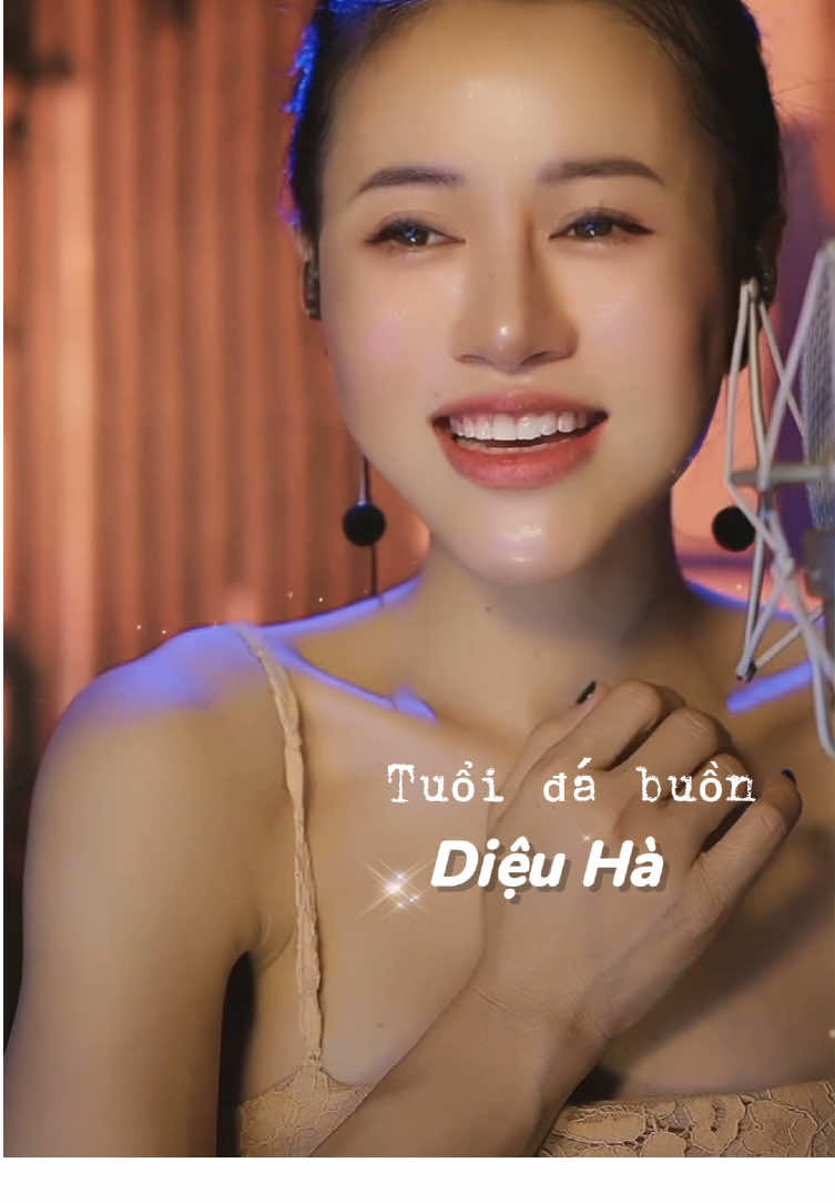 “Ánh ơi! Bình hoa hồng trước mặt anh có những cánh hoa đều đặn thật đẹp. Anh vẫn thường nghĩ đến hình ảnh một người con gái cầm nhánh hoa hồng buổi chiều đi trên hè phố một mình. Hè phố thì vắng. Hè phố dẫn về một giáo đường. Buổi chiều người con gái tay cầm nhánh hoa hồng, đầu cúi gập trên những hàng ghế gỗ nhà thờ mang khuôn mặt của anh.” — Trịnh Công Sơn #MusicOnStage#Musrinhcongson##tuoidabuon##dieuha##fyp##foryou##nhacxua##amnhacvacamxuc ##video##viral##2025