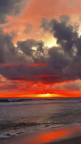 Dari pagi sampe siang nya full mendung Pass sore nya ada sunset sebagus ini😭🤩🌊😍#pantaikarangpapakcikelet #masukberandafyp #garutselatanupdate #lensaapexel18x25 #fypシ゚viral #karangpapakcikeletgarutpameungpeuk #sewaperlataniutdor 