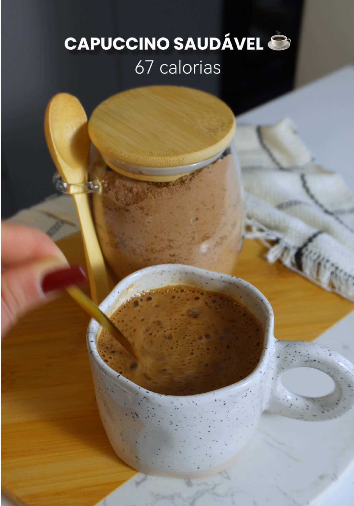 ☕️ Capuccino saudável em casa e com muito sabor! A cada xícara você tem energia, proteína e um docinho sem culpa! • Ingredientes: - 250g de leite em pó desnatado - 40g de café solúvel - 100g de xilitol da @Growth Supplements cupom🏷️GABIMOTTA - 1 col. chá de bicarbonato de sódio - 1 col. chá de canela - 3 col. sopa de chocolate em pó 70% cacau - 25g de chocolate fit da Growth Depois é só usar 20g da mistura para preparar sua xícara com água ou leite quente 🤎 📑 Macros por 20g da mistura: 67 kcal | 10,7g carbos | 5,0g proteínas | 0,5g gorduras ☕️ Mais cremoso, mais saudável e sem culpa! Quem você chamaria pra tomar esse capuccino com você? ✨