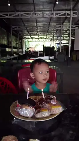 Keceriahan kami udh 3 tahun aja. dan sudah hapal lagunya .. Augy's Milad day 🥳🥳🌹 #ontykeponakan #fypyoupage 