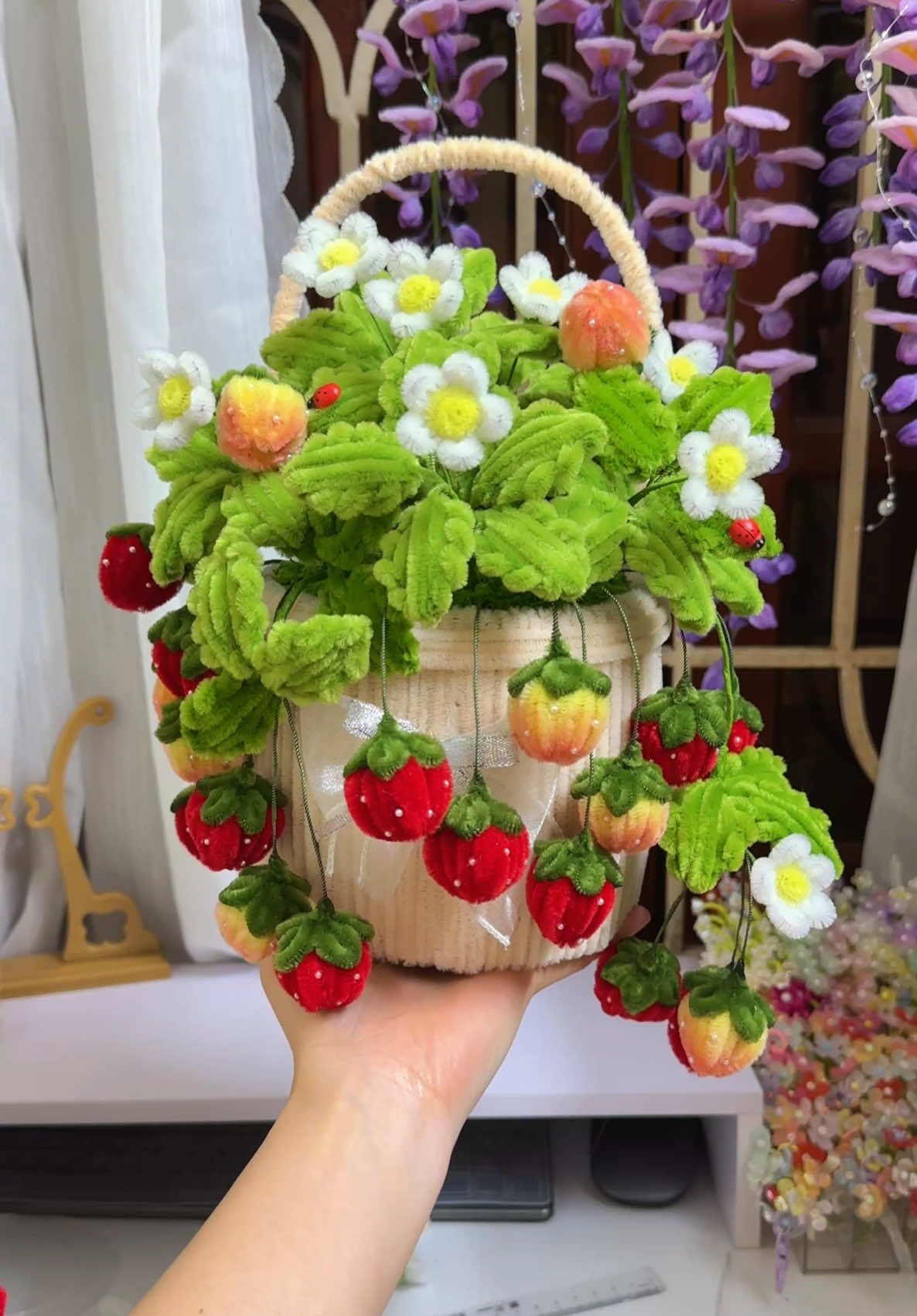 Giỏ dâu tây cho cô giáo trang trí lớp học 😄 #giohoa #kemnhung #dautay #viralvideo #xuhuong #trending #trangtri #kemnhunglamhoa 