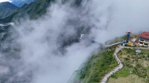 Bạn nào đã được chứng kiến cảnh mây bay hùng vĩ như này chưa ạ 😄😄😄#dragoncloudglassbridge #caukinhrongmay 