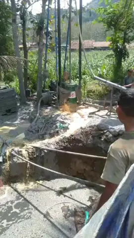 Minyak Blora: Tragedi di Balik Harta Karun Tragedi kebakaran sumur minyak ilegal yang menewaskan tiga warga di Gandu, Blora, Jawa Tengah, bukan hanya duka, tetapi juga cerminan ironi. Peristiwa ini mengungkap potensi minyak bumi yang melimpah di Blora, yang selama ini dieksploitasi secara ilegal dengan peralatan seadanya (ember, jeriken, kolam dan bull sebagai tampungan). Video yang beredar menunjukkan betapa mudahnya minyak menyembur keluar, seolah tak pernah habis. Namun, kekayaan alam ini justru menjadi bumerang. Praktik penambangan yang tidak aman, tanpa pengawasan dan standar keselamatan, telah memakan korban. Hal ini menunjukkan adanya celah dalam tata kelola sumber daya alam di Indonesia. Seharusnya, kekayaan minyak Blora dapat dimanfaatkan untuk kesejahteraan rakyat, mengurangi ketergantungan pada impor, dan membantu perekonomian local, baik daerah maupun Desa. Untuk itu, pemerintah, di bawah kepemimpinan Presiden Prabowo, perlu merumuskan kebijakan yang strategis. Penting untuk melegalkan dan mengoptimalkan penambangan ini dengan standar keselamatan tinggi, mungkin melalui skema kemitraan atau koperasi yang melibatkan masyarakat. Tragedi di Blora harus menjadi pelajaran berharga: kekayaan tanpa tata kelola yang baik hanya akan membawa bencana. #blora #tambangminyak #tambangilegal #presidenprabowo #trageditambang 