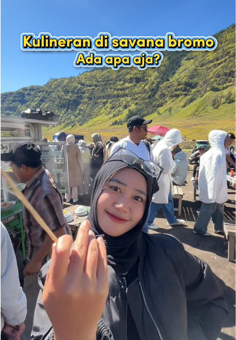 Di bromo ternyata banyak juga yang jualan ya, ini baru di satu spot aja loh, di setiap spot di gunung bromo pasti ada kulinernya😍 udah pernah nyobain makan with view disini sobat transku? Trip by: @transkubromo  #bromo #gunungbromo #transkubromo #gunungbromo #bromotenggersemeru 