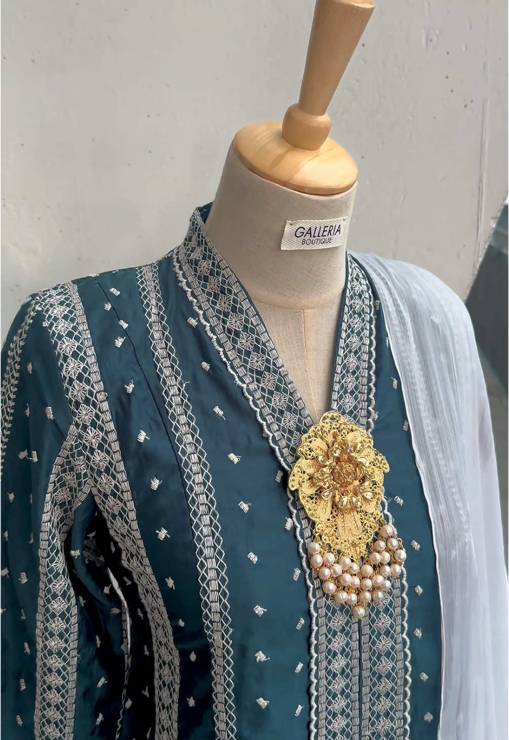 Warna yang Cik Puan Qema kita nantikan, dia kata nak pakai untuk majlis bertandang anaknya bulan 10 nnti🥰 Azzura Kebarung in Teal Blue ni akan release esok ya beauties😍 Nantikan dalam live kami😘 . #GalleriaKesuma #bajukebarung #kebarunglabuh #kebarung #KebarungSambutMenantu #kebarungklasik 