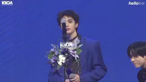 Hyunjin recibiendo el cuarto premio de Stray Kids  en la categoría  BOY GROUP BEST ARTIST AWARD
