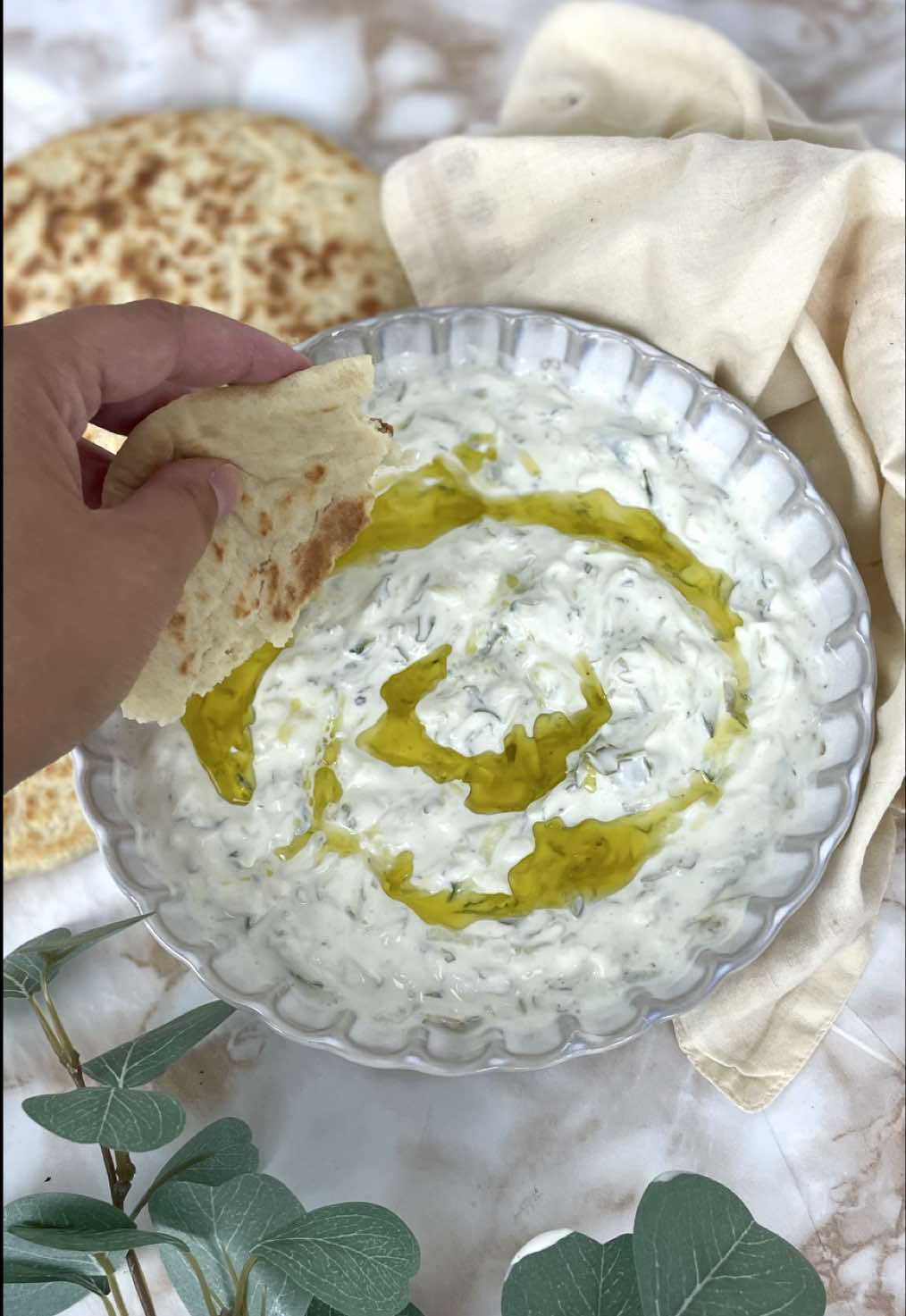 Tzatziki 🥒  Descobre como fazer o autêntico Tzatziki grego em casa, o molho perfeito para acompanhar pão pita ou naan, saladas ou grelhados! Vais precisar apenas de: -Iogurte grego -Pepino ralado -Alho -Azeite -Limão -Hortelã, salsa ou endro   #tzatziki #receitafácil #comidagrega #molhossaudáveis  #pepino  