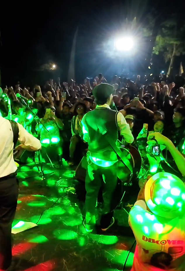 Lads dan Lass, masih ingat megahnya malam penuh enerji positif di pesisir pantai selatan, kan? 🎶 Deru debur ombak, merdu, irama syahdu, dan alunan celtic punk dan keroncong menyelimuti malam, membuat suasana semakin hangat. Simak bincang ringan bersama @Harly Yoga Pradana & @Kojack Blues bagaimana proses kreatif terciptanya perpaduan celtic punk dan keroncong menyatukan dua genre yang sangat kontras karakternya menjadi sesuatu yang menakjubkan. Untuk keseruan meriahnya acara Kerontjong Pesisiran silakan menuju kanal youtube The Cloves And Tobacco!! dentingkan 🍻☘️ Sláinte! ☘️🍻 #ykpaddybeat #theclovesandthetobacco #celticpunk #kerontjongpesisiran #bantul