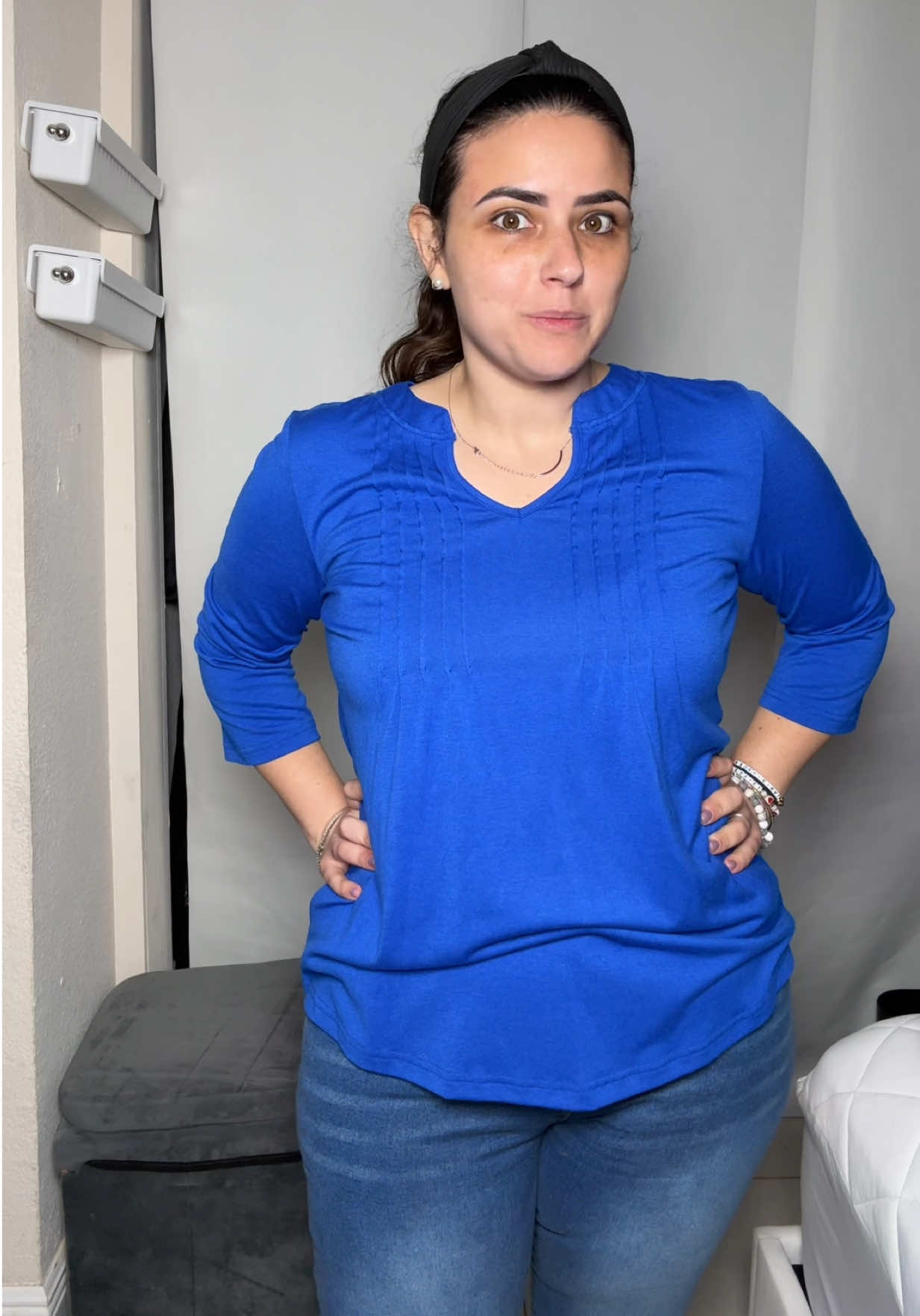 Blusa casual de manga 3/4 con cuello en V y pliegues frontales   Talla: L  Color: Blanco   La tela es ligera y tiene una caída que estiliza sin pegarse al cuerpo, perfecta para mantener comodidad durante todo el día. El cuello en V con detalle plisado le da un toque elegante que hace que se vea tanto profesional como casual. Las mangas 3/4 son ideales para entretiempo y permiten libertad de movimiento. Funciona con jeans, pantalones de vestir o incluso con falda, siempre se ve arreglada sin esfuerzo.   #TikTokShopCreatorPicks #Tiktokshopcreator #TikTokShopBacktoSchool #blusacasual #modamujer    
