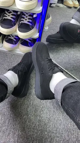 Rekomendasi sepatu cowok keren warna hitam dari brand Prayerkids  #prayerkids #sneakers #sepatusneakers #sepatucowok #sepatuhitam 