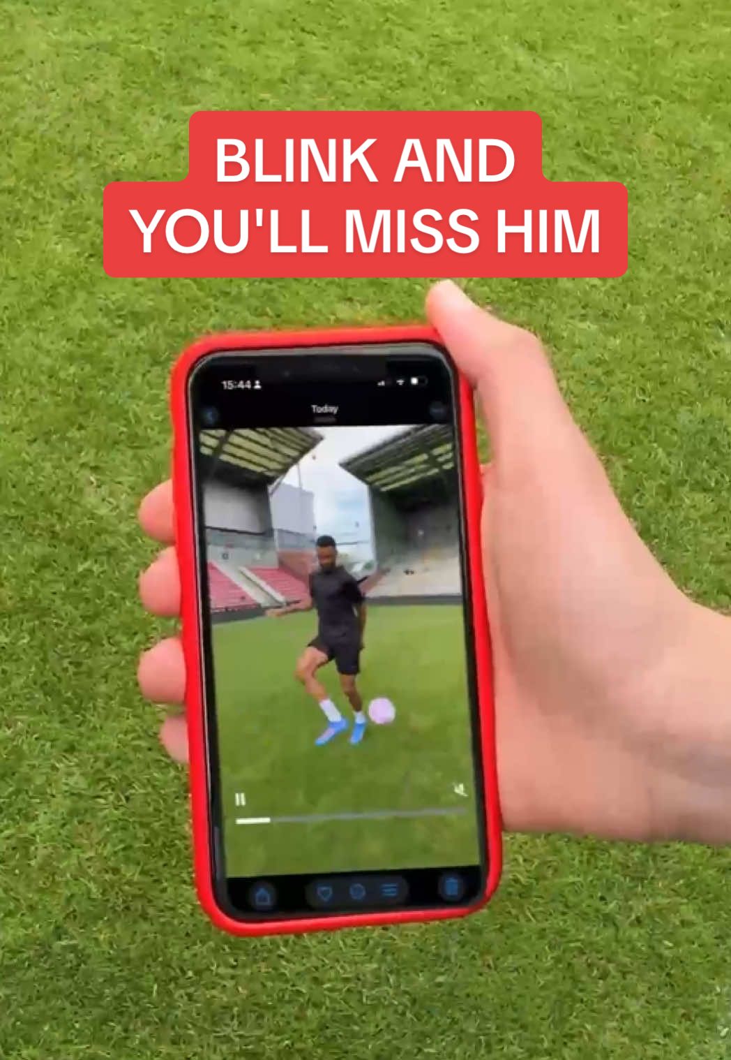 Blink and you’ll miss him 🤣 #PUMA #Football #Gakpo #Oussi @Cody Mathes Gakpo @OussiFooty 
