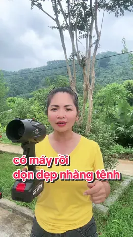 Bộ máy thổi bụi cầm tay nhỏ gọn tiện lợi có thể thay thế chổi quét và mang đi làm dễ dàng với thiết kế nhỏ gọn dễ sử dụng cho lực gió mạnh giúp dọn dẹp nhanh chóng tiết kiệm nhiều thời gian công sức. #phongtrinh03 #dodientu #maythoicamtay #maythoiphanlucchanpinphothong  @Ngọc Trinh  @Ngọc Trinh  @Ngọc Trinh 