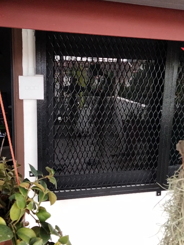 Pernah tak bila tengok rumah orang lain, grill dia nampak kemas & moden… terus rasa rumah tu “wow, eksklusif”? 🏡 Sekarang giliran rumah anda pula! Dengan Grill Rumah Wrinkle Black, anda bukan sahaja dapat: ✔️ Reka bentuk moden & elegan ✔️ Powder coating tahan lama, tak karat ✔️ Warna hitam premium yang sembunyi calar kecil ✔️ Perlindungan maksimum untuk keluarga tersayang 👉 Pilihan yang bijak untuk keselamatan dan gaya hidup moden. 📲 Hubungi kami hari ini 011 310 89880  untuk dapatkan quotation PERCUMA! #grill #awning #gate #JB 