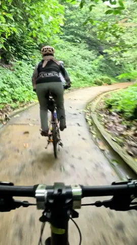 Explore Bandung Utara via Bengkok 3 Finish di Tahura @robby.kristian@raisaekayan#gowes #sepeda #mtb #sepedagunung