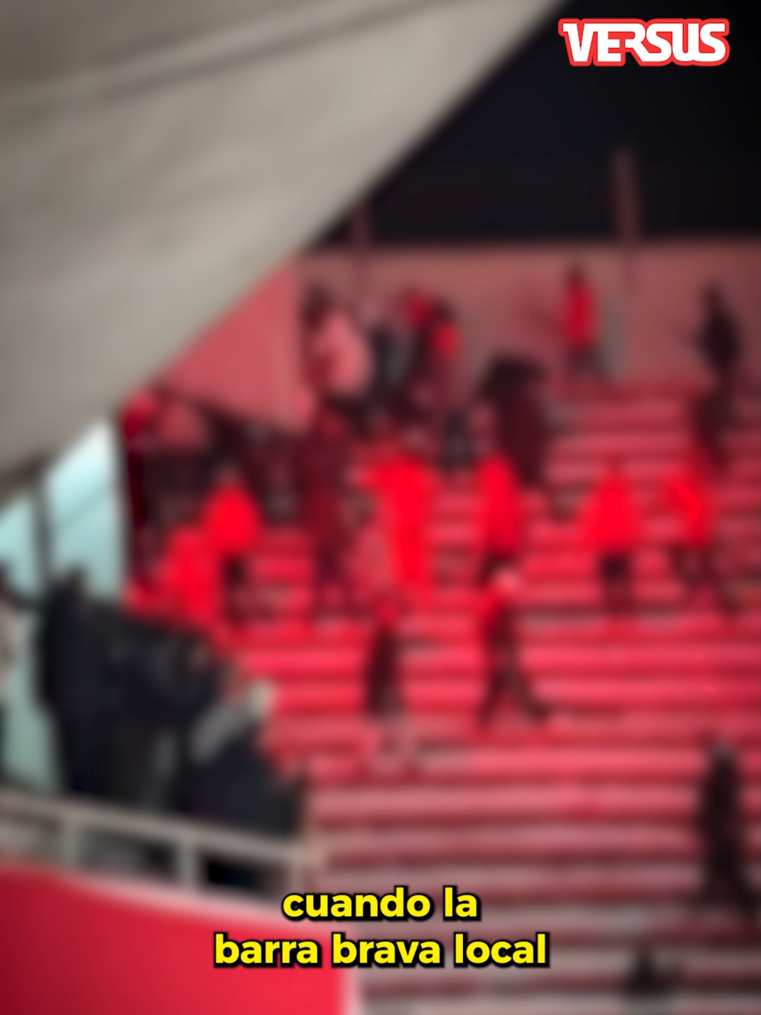 #FueraDeJuego | ¡Esto no es fútbol! ❌ Hinchas de Independiente y la U de Chile protagonizaron imágenes brutales y de vergüenza mundial en el estadio Libertadores de América, el partido fue cancelado tras los enfrentamientos en la gradería visitante. 📹 @gonzac1993 | #somosversuspy #FIFA #Sudamericana #Independiente #UdeChile