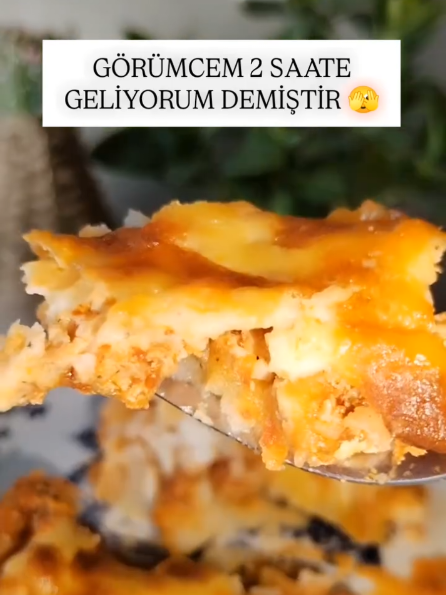 Misafirlerim için hazırladığım akşam yemeği menüm yanına pilavda yapmıştım. Çocuklar o kadar çok acıkmıştıki sofrayı çekmeyi bile unuttum🤭 ✨ PATATES PÜRELİ TAVUK SOTE ✨ ✨PATATES PÜRESİ İÇİN ; 🍁4 orta boy haşlanmış patates 🍁Haşlanma suyundan yarım su bardağı (daha kıvamlı ve lezzetli oluyor) 🍁1 kaşık tereyağı 🍁Tuz 🍁Karabiber ✨TAVUK SOTE İÇİN; 🍁1 tavuğun göğsü 🍁1 tane soğan 🍁1 tane domates 🍁1 tatlı kaşığı domates salçası 🍁Kırmızı toz biber  🍁Pulbiber 🍁Karabiber 🍁Kimyon ✨BEŞAMEL SOS İÇİN; 🍁2 kaşık tereyağı 🍁2 kaşık un 🍁2,5 bardak süt 🍁Karabiber 🍁Tuz ❗PÜF NOKTASI ❗ 🍀PÜREYE MUTLAKA HAŞLADIĞINIZ SUDAN EKLEYİN DAHA KIVAMLI OLUR VE FIRINDA KURUMAZ. 🌼ISLAK KEK TARİFİ🌼 Kek için; 🔸3 yumurta  🔸1 su bardağı toz şeker 🔸1 su bardağı süt 🔸1 su bardağı yağ 🔸1 paket vanilya 🔸2 yemek kaşığı kakao  🔸2 paket kabartma tozu 🔸1.5 su bardağı un Sos için; 🔸1.5 su bardağı süt  🔸2 yemek kaşığı kakao  🔸1 su bardağı toz şeker 🔸1 çay bardağı sıvı yağ  🔸Bir tutam tuz 📌Kek 180 derecede yarım saat pişecek. Sosu da 1 taşım kaynatsanız yeterli, keki fırından çıkartıp dilimledikten sonra sosu sıcakken kekin üstüne ekleyip biraz çekmesini bekleyin aşırı lezzetli bir şey oluyor mutlaka yapın 👌🫠 📌Bu ölçülerle klasik büyük boy borcam da yapıyorum. Videoda gördüğünüz büyüklükte bir tepside yapacaksanız ölçüyü 2 katına çıkartıp yapabilirsiniz em öyle yaptım.  ...           #misafir #keşfetteyizzz #keşfet #keşfetbeniöneçıkar  #davet 