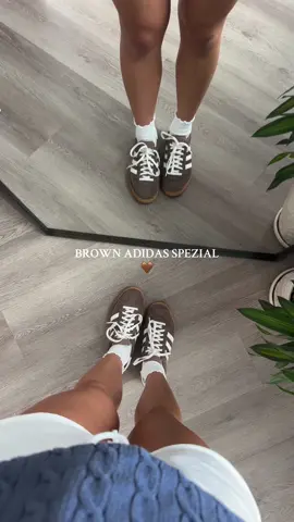 the perfect brown fall sneaker 🤎👟 #adidasspezial #brownadidasspezial #brownadidas #fallshoes #fallsneakers @Fly Kicks @adidas 