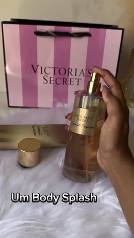 Body Splash Victoria’s Secret Original Fragrance Mist 250ml – perfume corporal leve e refrescante, ideal para usar todos os dias e deixar sua pele perfumada com um toque sofisticado. ✨💖 Hashtags: #VictoriaSecret #BodySplash #PerfumeCorporal #FragranceMist #Beleza     