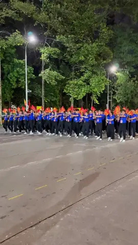 Khối diễu hành Thanh niên Việt Nam gồm 180 đoàn viên, thanh niên. Các thanh niên tham gia diễu hành đều được đảm bảo tiêu chuẩn về lý lịch, sức khỏe, ý thức tổ chức kỷ luật và tham gia đầy đủ các buổi tập luyện, sơ duyệt, tổng duyệt. Nam có chiều cao từ 1m75 trở lên, nữ từ 1m60 trở lên, thân hình cân đối. #TuHaoVietNam