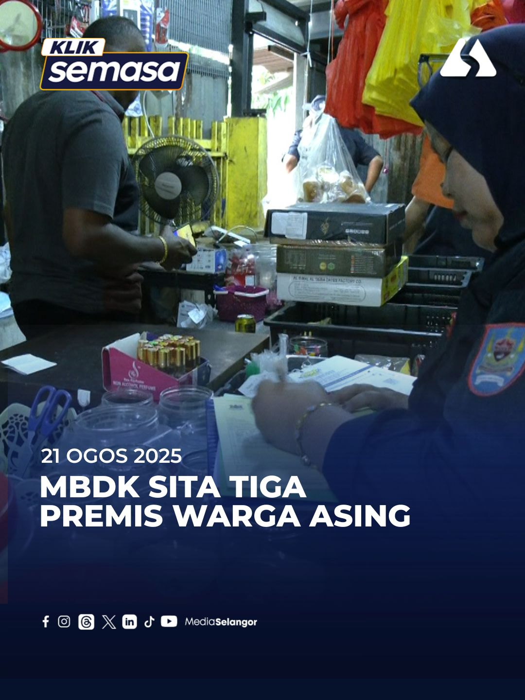 Tiga premis disita manakala dua lagi dikeluarkan notis pembatalan lesen oleh Majlis Bandaraya Diraja Klang dalam satu operasi bersepadu hari ini (21 Ogos 2025). Pemangku Pengarah Jabatan Pelesenan MBDK, Mohd Izzat Mokhtar berkata premis yang disita diusahakan sepenuhnya oleh warga asing tanpa lesen yang sah dengan anggaran nilai sitaan melebihi RM10,000. #MediaSelangor #KlikSemasa #MBDK